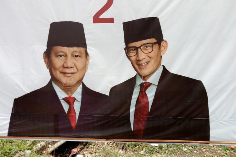 Kondisi baliho pasangan calon presiden dan wakil presiden RI nomor urut 2, Prabowo Subianto-Sandiaga Salahuddin Uno yang terpa?jang di Posko Rumah Juang di Kalinyamatan, Kabupaten Jepara, Jawa Tengah. Baliho tersebut diduga sengaja dirusak oleh orang tak bertanggung jawab, Rabu (10/10/2018).