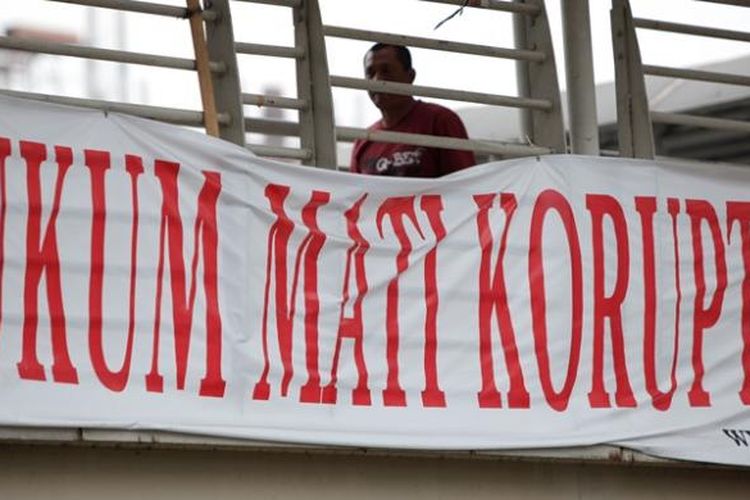 Spanduk berisi pesan hukuman mati bagi koruptor di jembatan penyeberangan di Jakarta, Sabtu (25/2/2012). Banyaknya kasus korupsi yang melibatkan politisi dan anggota DPR membuat sebagian besar masyarakat kesal dan menyerukan hukuman mati bagi koruptor.  