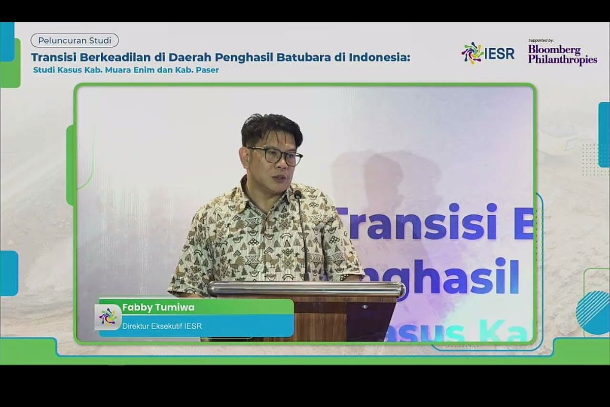 Tangkapan layar dari Zoom yang menunjukkan Direktur Eksekutif Institute for Essential Services Reform (IESR) Fabby Tumiwa menyampaikan pidato dalam peluncuran studi berjudul Just Transition in Indonesia?s Coal Producing Regions, Case Studies Paser and Muara Enim, Jumat (1/8/2023).