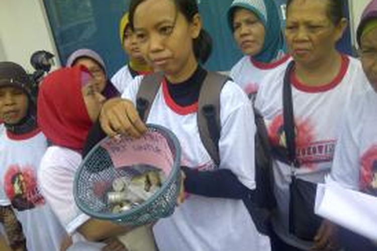 Sejumlah PRT di Kota Semarang saat akan melakukan transfer uang koin senilai Rp189.166 sebagai bentuk dukungan pada pasangan capres cawapres Jokowi-JK di depan Bank Mandiri cabang Pahlawan Semarang, Senin (16/6/2014)