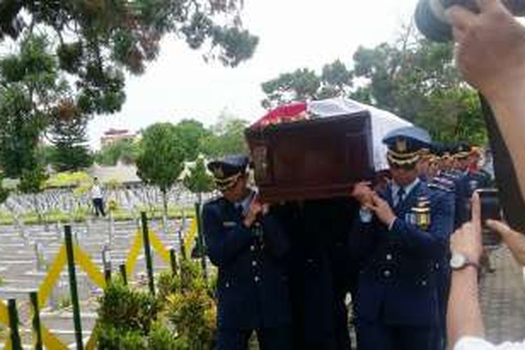 Peti jenazah Mayor Pnb Ivy Safatillah saat tiba di taman makam pahlawan Kusumanegara