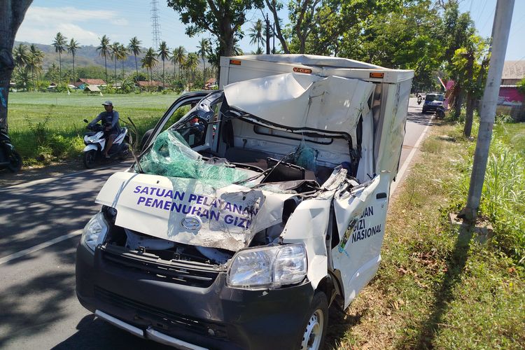 Mobil MBG Ngebut dan Tabrak-Nancep Truk Tronton di Banyuwangi, 1 Tewas