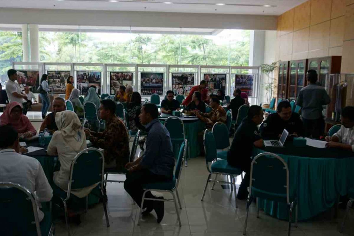 Open office merupakan kegiatan yang dibuat Pemkot Tangeran Selatan untuk menampung aspirasi dan keluhan warga. Kegiatan ini digelar pada hari Jumat setiap pekan. Warga bisa datang dan langsung menemui Wali Kota Tangerang Selatan Airin Rachmi Diany untuk  menyampaikan keluhan mereka, Jumat (9/11/2018). 