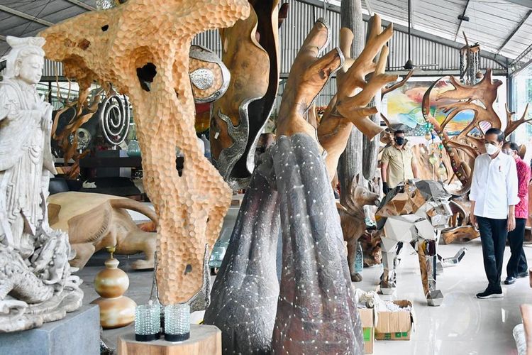 Presiden Jokowi singgah di sebuah toko kerajinan dan mebel di kawasan Ubud, Kabupaten Gianyar, Bali, Selasa (16/03/2021)