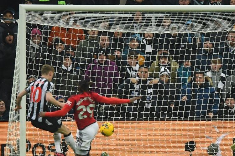 Anthony Gordon kala mencetak gol dalam laga pekan ke-14 Liga Inggris 2023-2024 antara Newcastle vs Man United di Stadion Saint James' Park, 2 Desember 2023. (Photo by ANDY BUCHANAN / AFP)