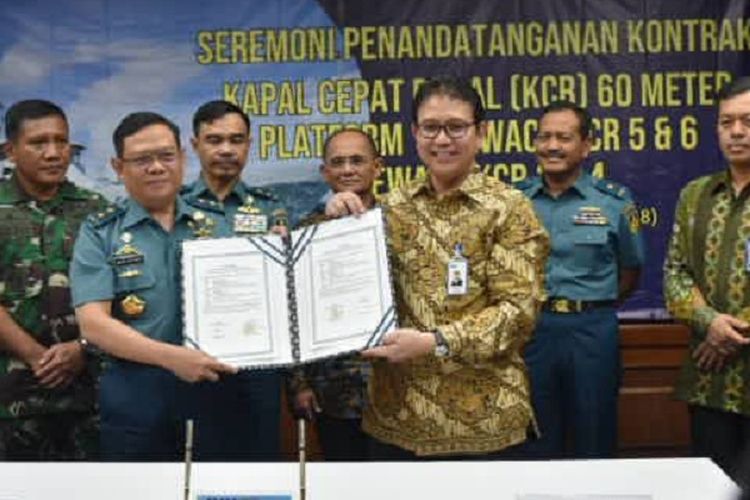 Sekretaris Jenderal (Sekjen) Kementerian Pertahanan Laksda TNI Agus Setiadji bersama Dirut PT PAL Indonesia memperlihatkan piagam kerja sama  Kemhan dengan PT PAL Indonesia. Kerja sama tersebut untuk membangun kapal rudal cepat. 