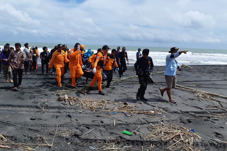 Tim gabungan dari berbagai elemen SAR menemukan korban kedua sekitar 500 meter dari lokasi tenggelam. Dua anak remaja tenggelam di Pantai Congot, Jumat (22/3/2019). Keduanya ditemukan dalam kondisi sudah tidak bernyawa Sabtu ini. Basarnas DIY  mendokumentasi upaya evakuasi ini. Pantai Congot merupakan salah satu pantai wisata Kulon Progo. Pantai ini satu komplek dengan Pantai Glagah. Ombak pantai di Selatan Yogyakarta ini terkenal gahar. Kerap terjadi wisatawan terseret ke tengah laut ketika bermain dengan ombak.