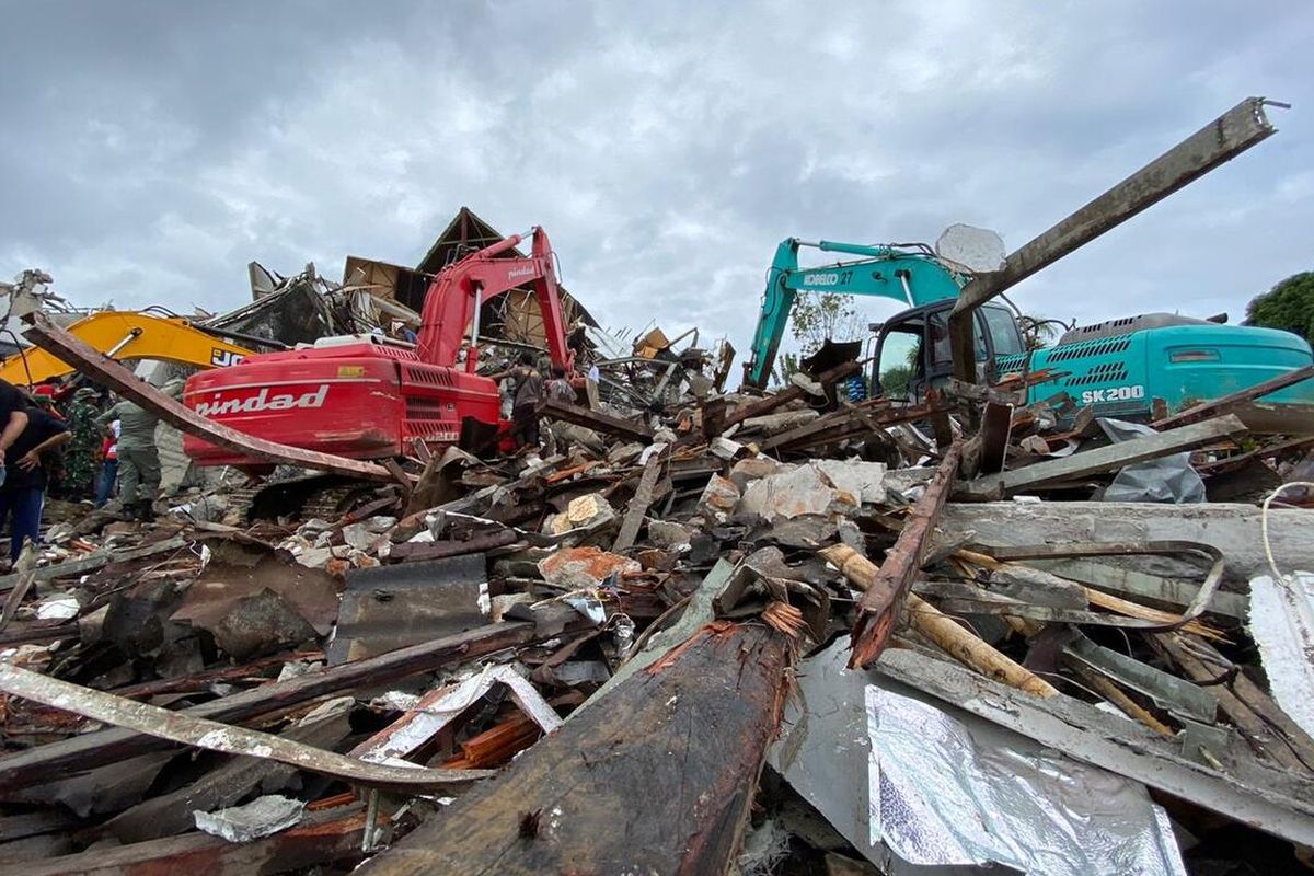 Ruined buildings in the wake of the earthquake in Majene Regency, Sulawesi