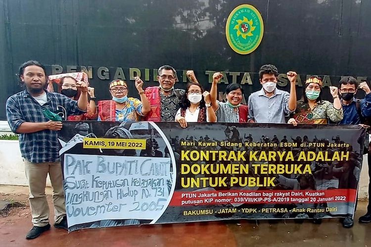 Warga Dairi saat menghadiri sidang sengketa informasi publik tentang kontrak pertambangan PT DPM di PTUN Jakarta