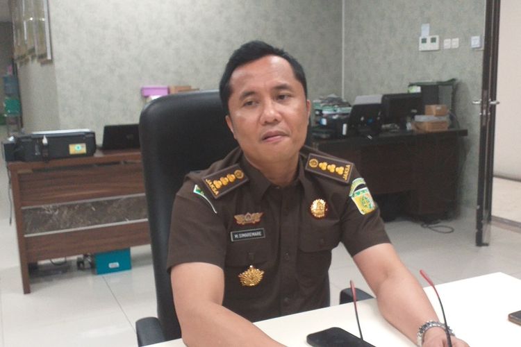 Asisten Intelijen Kejati Riau, Marcos Marudut Mangapul Simaremare saat diwawancarai Kompas.com terkait seorang jaksa yang diamankan terkait dugaan suap dalam perkara narkoba, Senin (8/5/2023).