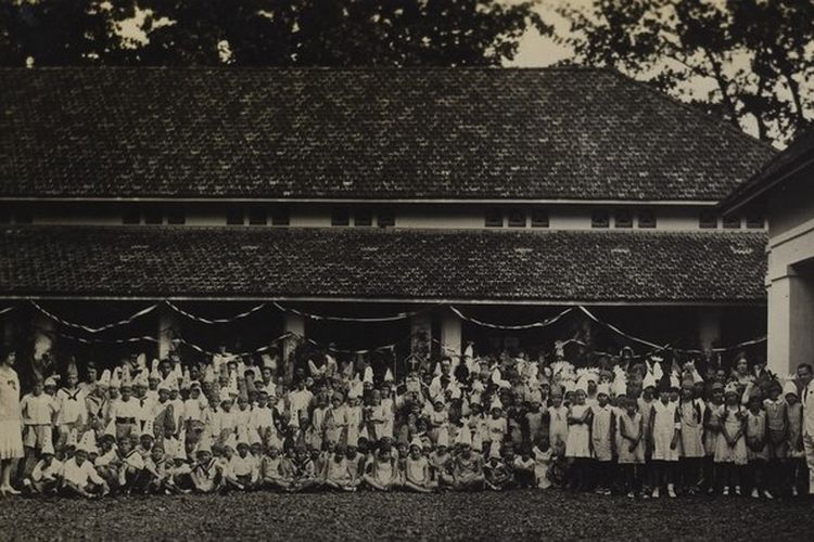 Perayaan Sinterklaas di ELS Padang, Sumatera Barat tahun 1932