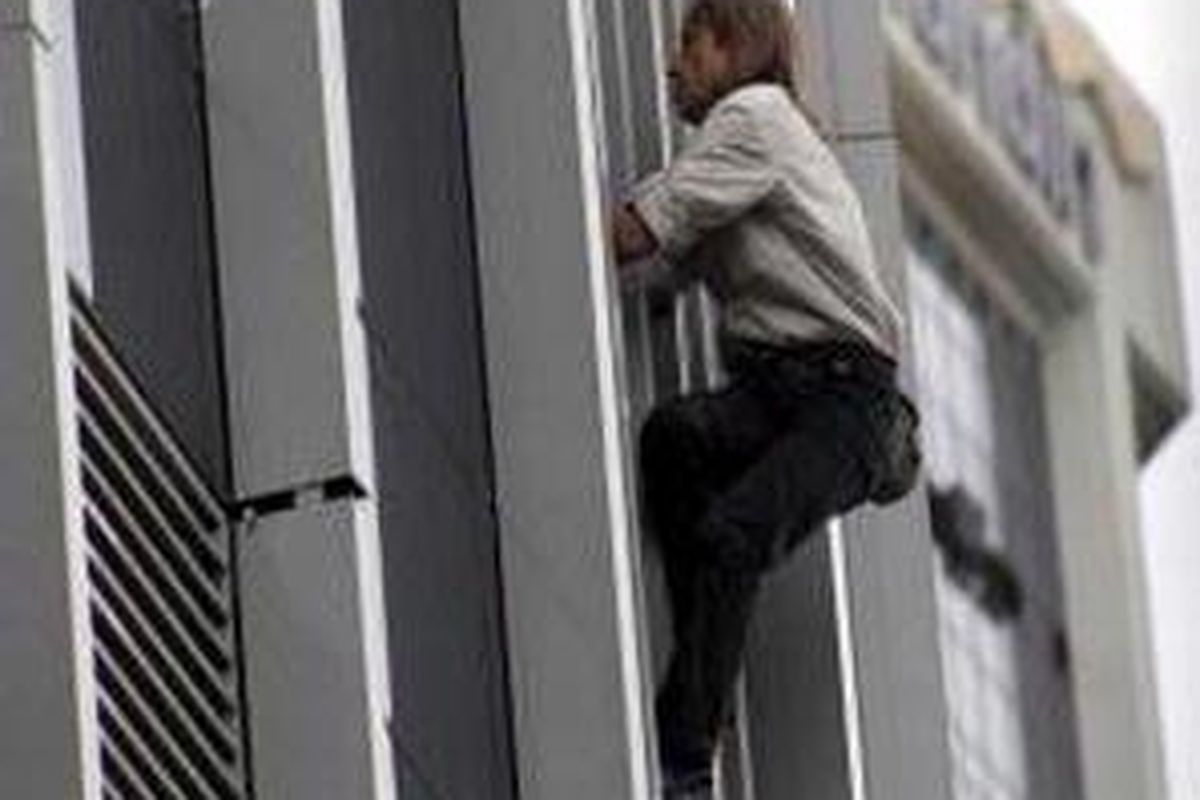 Si Spiderman dari perancis Alain Robert, saat memanjat Gedung The City Tower dengan ketingian 133 meter, Sudirman, Jakarta. Rabu (12/11) Alain untuk kedua kalinya setelah menaklukan Gedung bertingkat di Jakarta. yang sebelumnya telah memanjat gedung Indosat tahun 2002 lalu. 