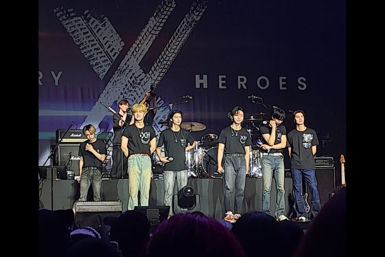 Ada pemandangan mengharukan dalam konser band rock Korea Selatan, Xdinary Heroes, di The Kasablanka Hall, Jakarta Selatan, Sabtu (2/3/2024) malam