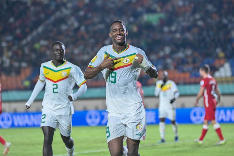 Idrissa Gueye merayakan gol keempat Timnas U17 Senegal ke gawang Polandia dalam pertandingan kedua Grup D Piala Dunia U17 2023 Indonesia, antara Senegal vs Polandia, Selasa (14/11/2023) di Stadion Si Jalak Harupat, Soreang, Kabupaten Bandung. 