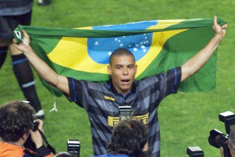 Pemain depan Inter Milan Ronaldo berpose untuk fotografer dengan bendera Brasil setelah klubnya memenangkan final Piala Sepakbola 1998, 06 Mei di Stadion Parc des Princes di Paris, mengalahkan Lazio Roma 3-0.