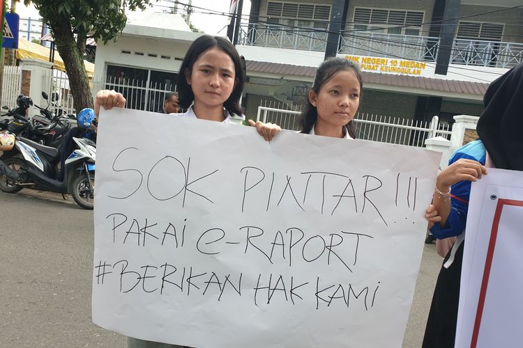 Ratusan siswa bersama sejumlah orangtua siswa memenuhi Jalan Teuku Dik Ditiro, Kota Medan, tepatnya di depan SMK Negeri 10 Medan pada Rabu (12/2/2025)