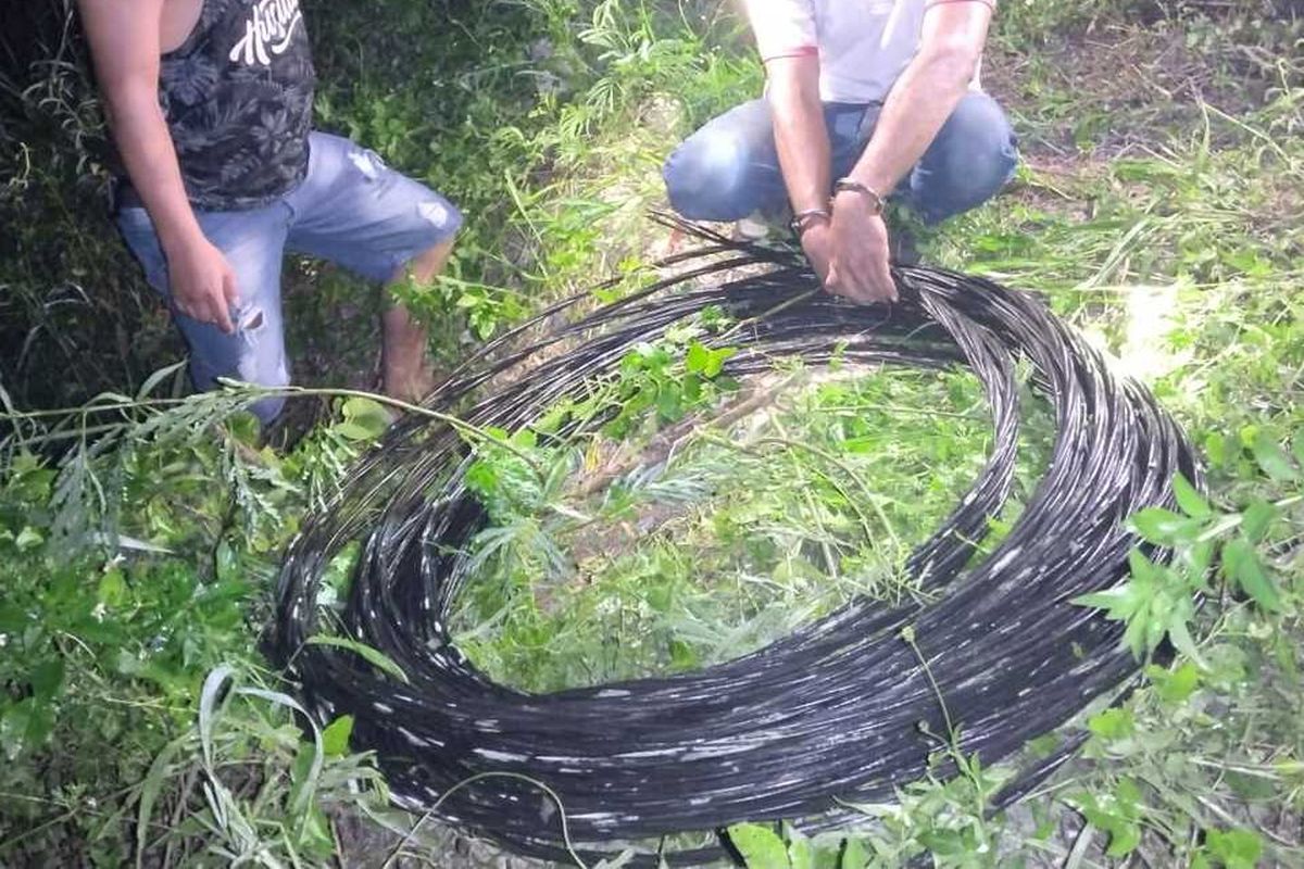 Salah satu pelaku pencurian kabel listrik PLN, saat diamankan ketika memegang kabel di Jalan Poros Kampung samggaria (Arso 1), Distrik Arso Barat, Kabupaten Keerom, Papua Sabtu (18/06/2022).