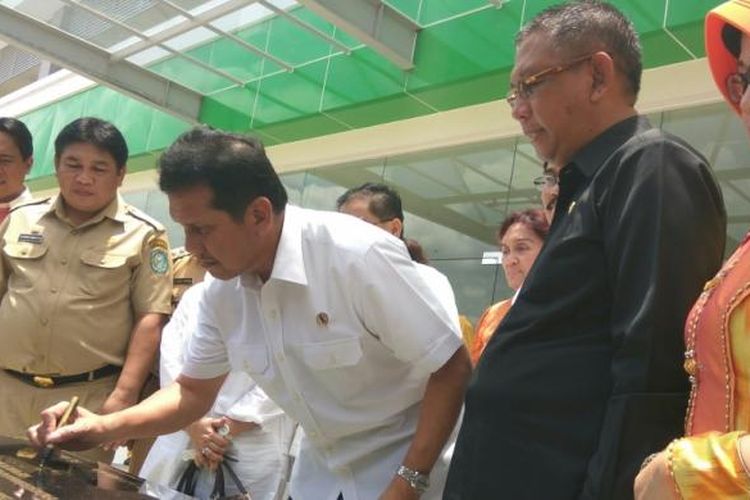 Menteri PAN-RB, Asman Abnur saat menandatangani prasasti peresmian ruang rawat inap RS Sultan Syarif Mochamad Alkadrie di Pontianak (14/3/2017)