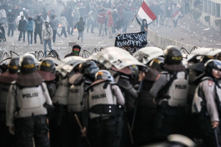 Polisi dalam posisi bertahan saat menghadapi pelajar yang berunjuk rasa di Senayan, Jakarta, Senin (30/9/2019). Para pelajar menolak Rancangan Kitab Undang-Undang Hukum Pidana (RKUHP) dan Undang-Undang Komisi Pemberantasan Korupsi (UU KPK).