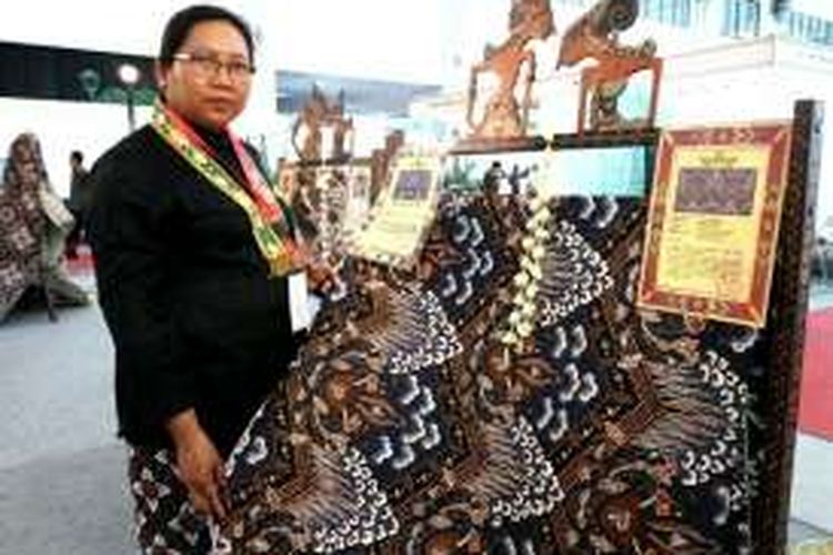 Nyimas Lurah Renggomurti Abdi Dalem Pura Pakualaman saat menunjukan motif Batik Brama Sembada
