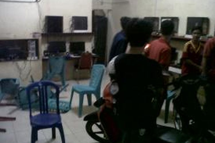 Kondisi warung internet (warnet) di Kabupaten Gowa, Sulawesi Selatan yang terobrak abrik sesaat setelah dirampok oleh belasan pria bersenjata api dan tajam. Rabu, (01/10/2014).