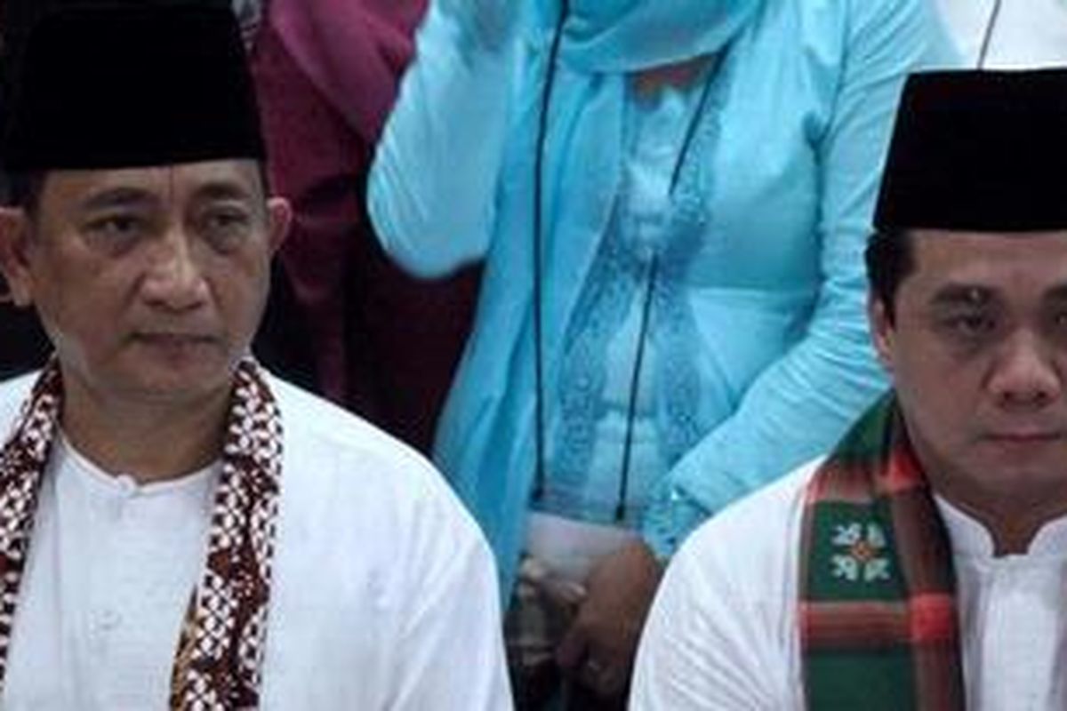 Pasangan bakal calon gubernur dan wakil gubernur DKI Jakarta, Hendardji Soepandji (kiri) dan Rizapatria (kanan) saat menyerahkan berkas-berkas dukungan kepada KPU DKI Jakarta di Gedung Perpustakaan Nasional, Jalan Medan Merdeka selatan, Minggu (12/2/2012). 