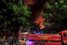 17 Jam Penanganan, Kebakaran Pabrik Triplek di Bandung Tak Kunjung Padam