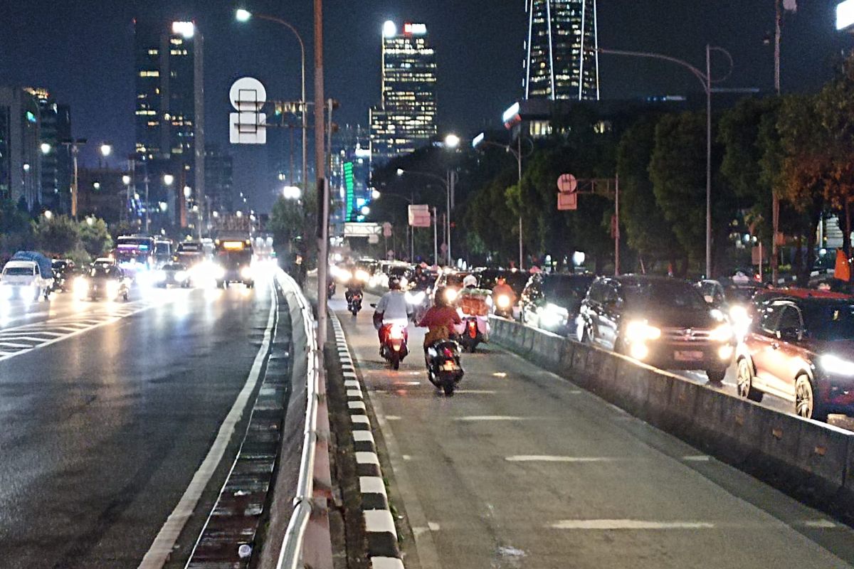 Beberapa pengendara coba putar balik saat tahu ada tilang manual di Jalan Gatot Subroto,depan pintu masuk SCBD, Jakarta Selatan, Selasa (16/5/2023) malam.  
