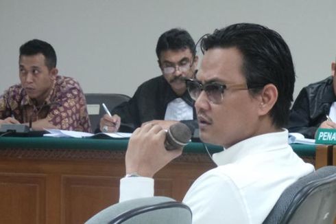Berkacamata Gelap, Putra Syarief Hasan Bersaksi di Sidang Kasus Korupsi Videotron