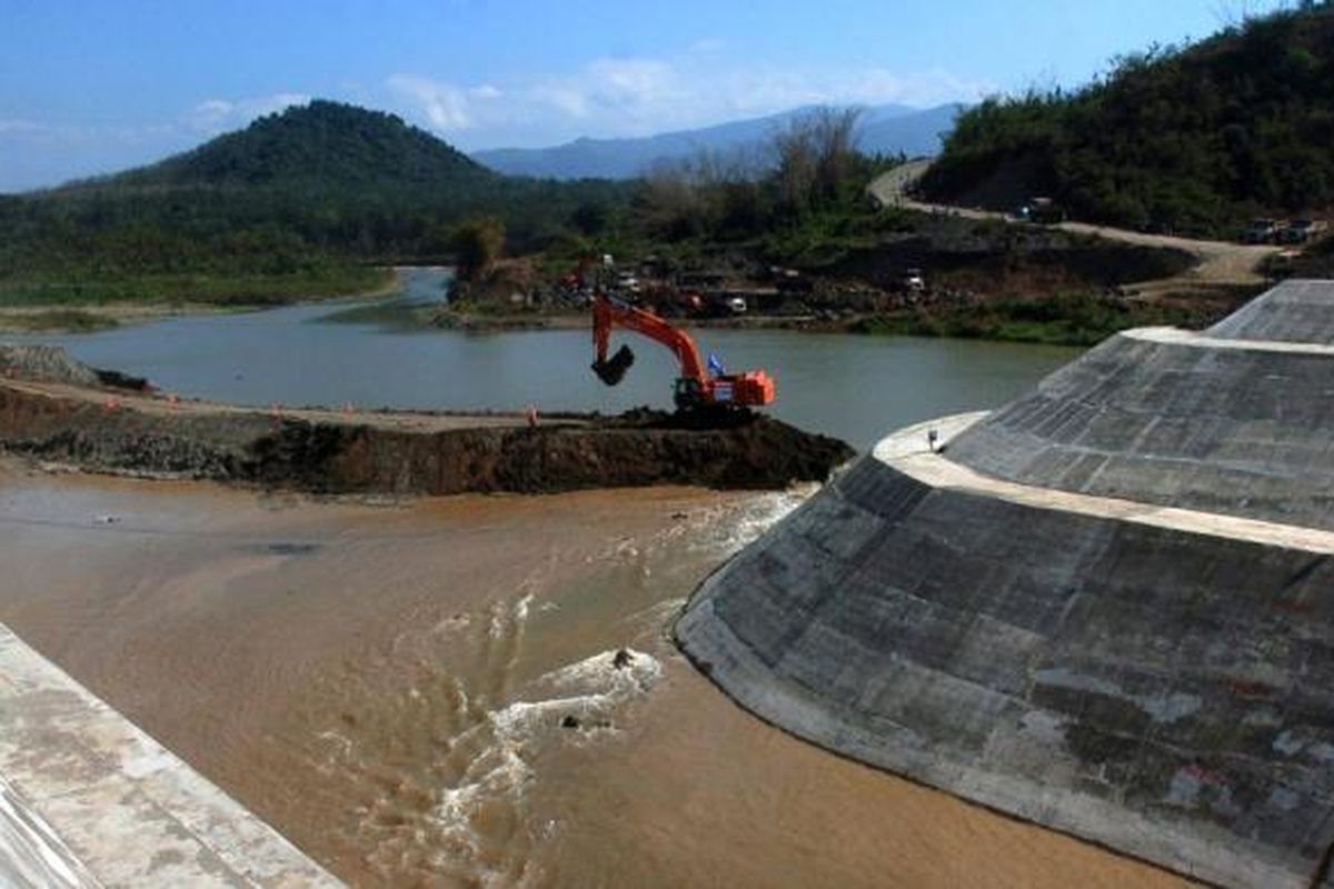 Aliran air Sungai Cimanuk, Rabu (3/8/2011), dialihkan ke terowongan pengelak sebagai bagian pembangunan Bendungan Jatigede di Kecamatan Jatigede, Kabupaten Sumedang, Jawa Barat. Peresmian penggunaan terowongan pengelak ini dilakukan Menteri Pekerjaan Umum Joko Kirmanto. Bendungan Jatigede ini akan memiliki kapasitas air sebesar 980 juta meter kubik. Jika jadi, Bendungan Jatigede menjadi bendungan terbesar kedua setelah Bendungan Jatiluhur, juga di Jawa Barat.