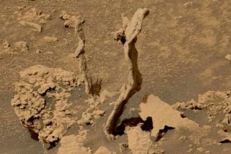 Formasi batuan aneh di Mars. Formasi batuan planet Mars ini ditemukan wahana antariksa NASA, Curiosity. 