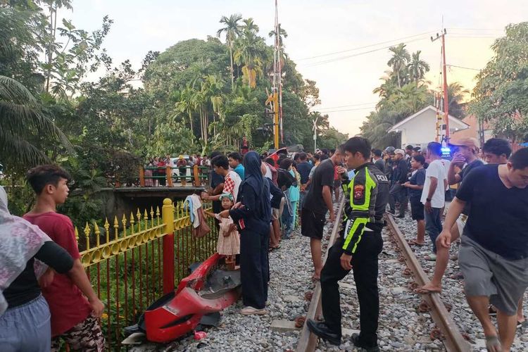 Kereta api Sibinuang rute Pariaman-Padang menabrak mini bus Agya yang menyebabkan satu keluarga tewas di Padang Pariaman, Minggu (18/12/2022)