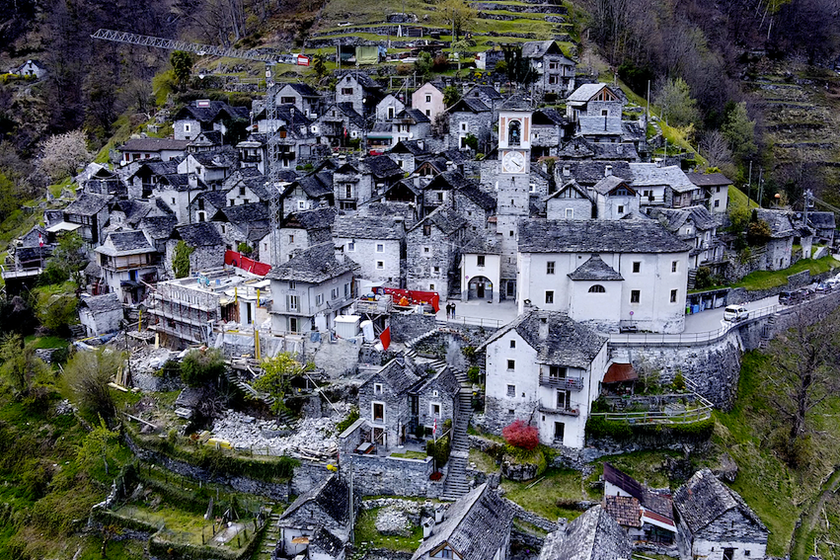 Corippo, Desa Terkecil Swiss, yang berusaha melawan takdir kematiannya, dengan jalan mengubah separuh desanya menjadi kawasan hotel