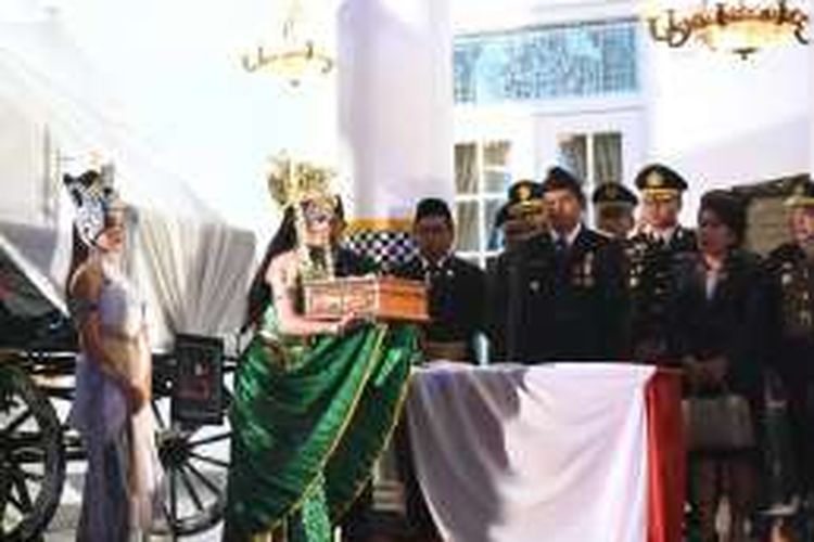 Bupati Purwakarta Dedi Mulyadi menerima bendera Merah Putih dari sosok Nyi Ratu Kidul sebelum diserahkan pada Paskibra yang sudah dikukuhkan. 