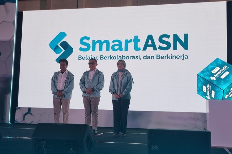 Deputi Bidang SDM Aparatur Kementerian PANRB Alex Denni dan Menteri Pendayagunaan Aparatur Negara dan Reformasi Birokrasi Abdullah Azwar Anas saat soft launching SmartASN di Ritz Carlton Kuningan, Jakarta, Rabu (25/10/2023).