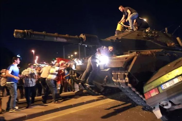 Warga sipil menggagalkan kudeta militer pada malam yang dramatis, Juli 2016.