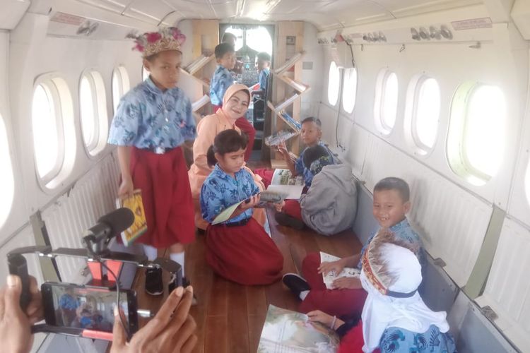 Para siswa-siswi, terlihat antusias belajar di dalam pesawat, usai diresmikannya Si Pesawat Literasi (SIPELI) di SD Angkasa Jayapura milik Lanud Silas Papare Jayapura, Kamis (30/11/2023).