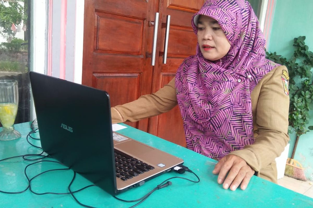 Untuk menyiasati HP yang dibawa orangtua bekerja, Tri Heni guru SDN 25 Pekanbaru, Riau mengajak siswanya belajar daring di akhir pekan. Pada hari kerja biasanya tidak lebih dari 10 siswa yang bisa mengikuti pembelajaran daring, saat dilaksanakan pada akhir pekan ada 25 siswa yang bisa mengikuti pembelajaran.