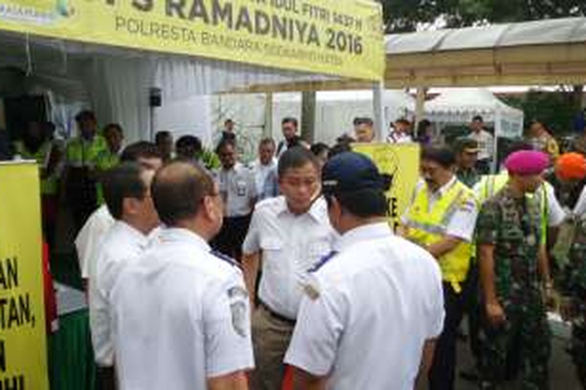 Menteri Perhubungan Ignasius Jonan (tengah) sedang berbincang terkait peningkatan pengamanan di Bandara Soekarno-Hatta, Selasa (5/7/2016). Pengamanan ditingkatkan pasca terjadinya teror bom bunuh diri di Mapolresta Solo, Selasa pagi.