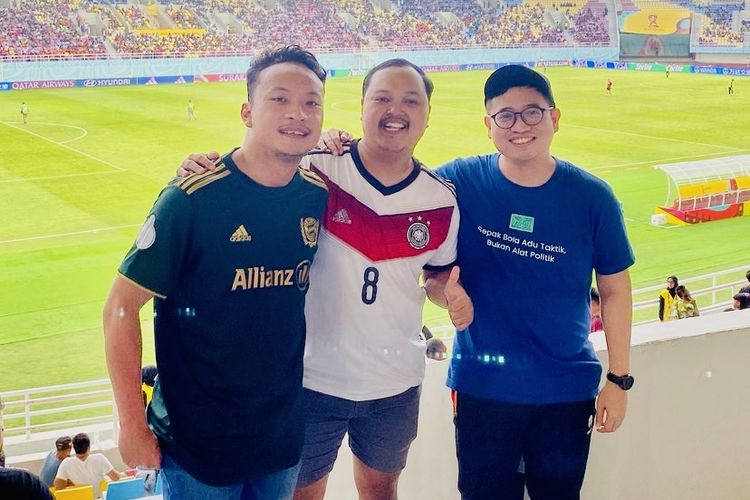 Sportcaster Indonesia Malik Wildan (kiri) saat menyaksikan langsung Piala Dunia U17 2023 Indonesia di Stadion Manahan Solo.