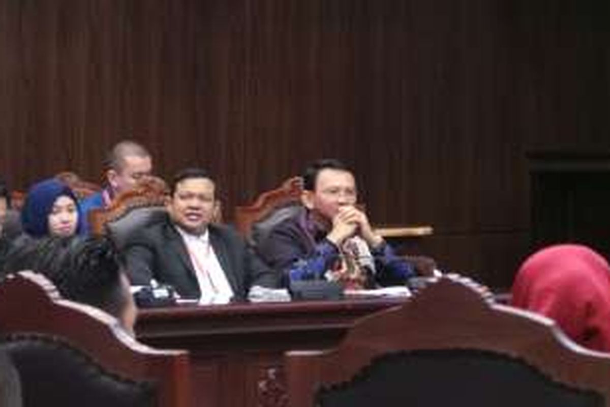 Gubernur DKI Jakarta Basuki Tjahaja Purnama (pakai batik biru) saat menghadiri sidang pleno uji materi Pasal 70 ayat 3 Undang-Undang Nomor 10 Tahun 2016 tentang cuti kampanye bagi petahana di Mahkamah Konstitusi (MK), Kamis (15/9/2016).