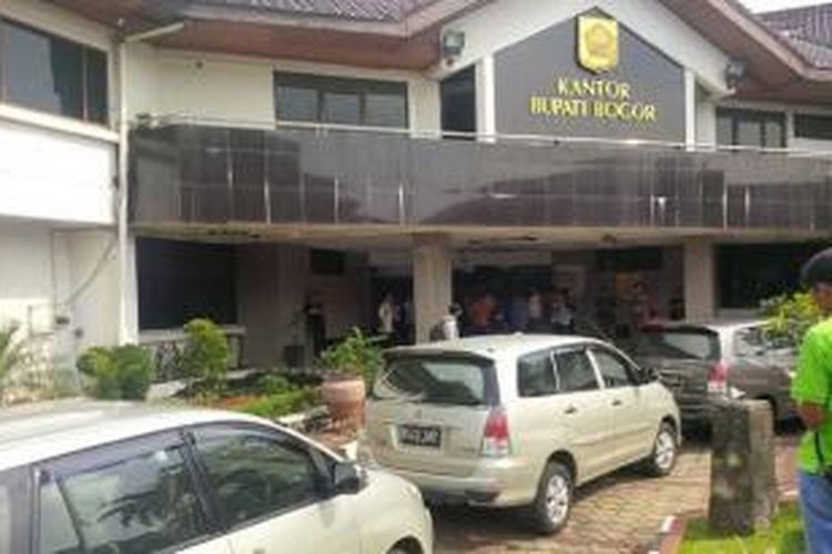 Mobil tim KPK yang diparkir dan berjajar di depan kantor Bupati. 