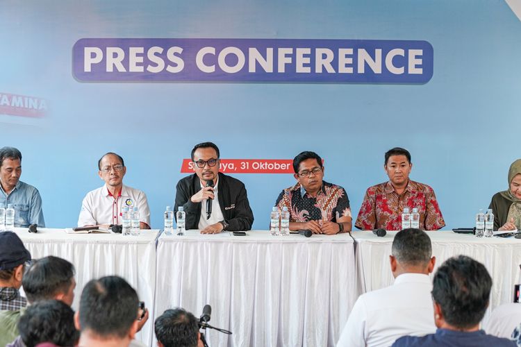 Direktur Utama Pertamina Patra Niaga Mars Ega Legowo Putra didampingi perwakilan Lemigas dan Ditjen Migas memberikan keterangan pers terkait hasil uji Pertalite di SPBU Jemursari, Surabaya, Jumat (31/10/2025).

