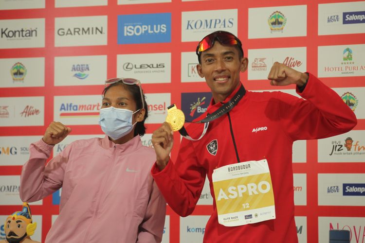 Pemenang Elite Race Borobudur Marathon 2021 kategori putra, Agus Prayogo (kanan), dan Odekta Elvina Naibaho (kiri) untuk kategori putri.