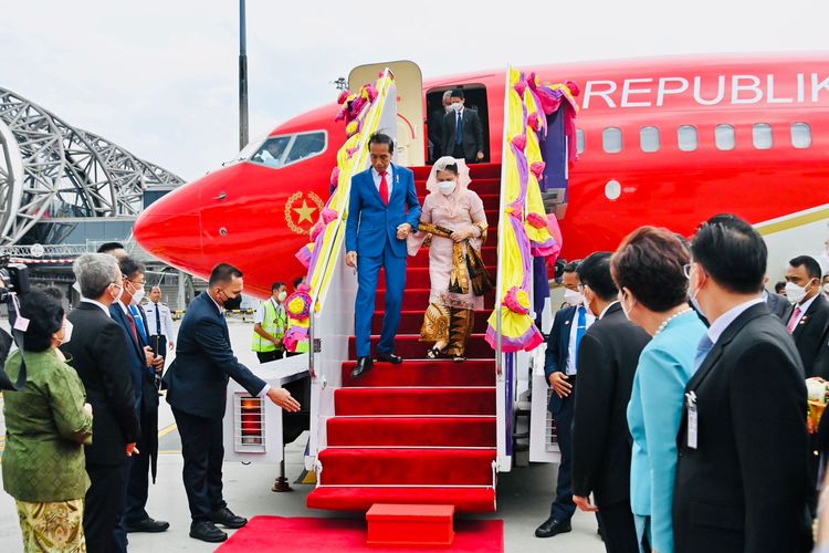 Presiden Joko Widodo dan Ibu Iriana Joko Widodo telah tiba di Bandar Udara Suvarnabhumi, Bangkok, Kamis (17/11/2022) sore untuk mengikuti Konferensi Tingkat Tinggi (KTT)Kerja Sama Ekonomi Asia Pasifik (APEC) 2022. 