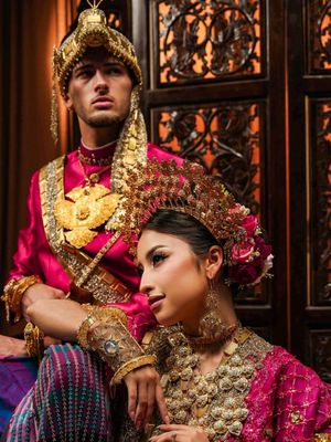 Jennifer Coppen dan Justin Hubner tampil elegan dalam prewedding adat Makassar. Intip detail busana, makeup, hingga aksesori mewahnya.