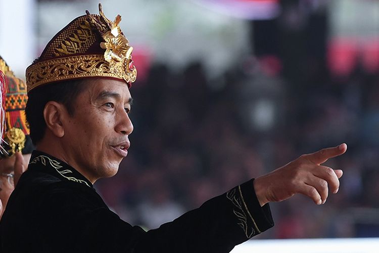 Presiden Joko Widodo (kanan) bersama bersama Ibu Negara Iriana Joko WIdodo menghadiri Upacara Peringatan Detik-Detik Proklamasi Kemerdekaan Indonesia ke-74 Tahun 2019 di Istana Merdeka, Jakarta, Sabtu (17/8/2019). Peringatan HUT RI tersebut mengangkat tema SDM Unggul Indonesia Maju.