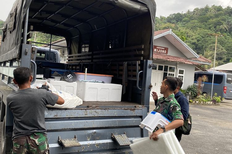 Anggota TNI AL menurunkan barang bukti dari lokasi repacking penyelundupan benih lobster, Jumat (14/6/2024).
