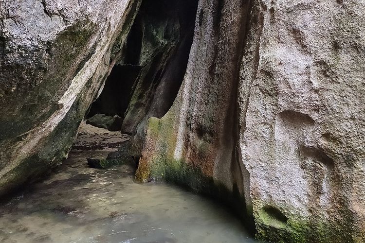 Keindahan batuan granit besar yang membentuk layaknya gua lalu disebut masyarakat sebagai gua Kelayang. Gua ini juga bisa dipakai renang karena memiliki air laut yang jernih dan berwarna biru.