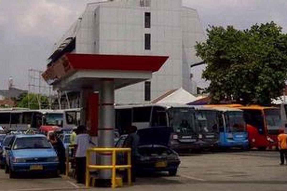 Suasana pengisisan bahan bakar gas  di SPBG Jalan Pemuda, Rawamangun, Pulogadung, Jakarta Timur, Kamis (26/1/2012).   